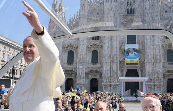 Papa su Papa mobile con Scola davanti al Duomo