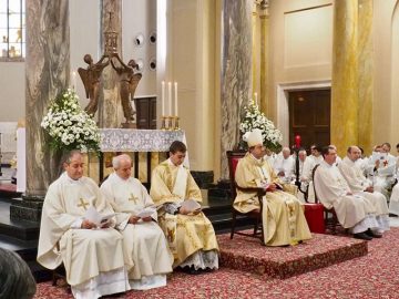 “Chi mangia la mia carne e beve il mio sangue rimane in me e io in lui” (Gv 6,56)