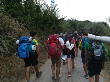 Pellegrini che ammantano di benedizione la terra che attraversano