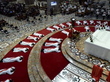 Preti grati e lieti per il dono ricevuto