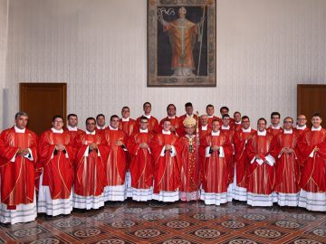 «Siate preti tra la gente, grati e lieti nell’unità … perché il mondo creda»