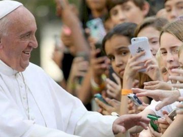 Papa Francesco ai giovani: non “vivacchiate”, scegliere Dio rende felici